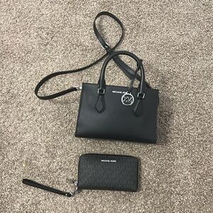 Still like new just don’t use it much anymore comes with matching wallet